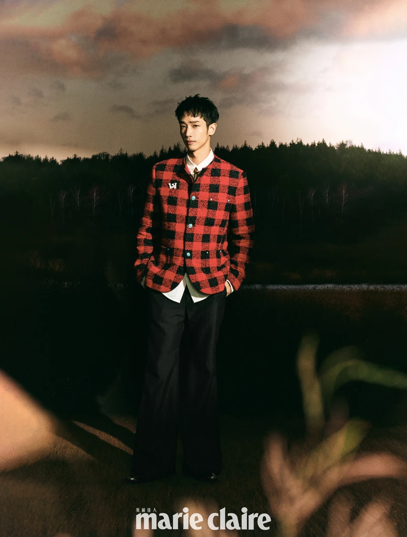 (劉以豪)紅色格紋外套、白色襯衫、鑽飾胸針、黑色西裝長褲、黑色皮鞋,all by Louis Vuitton。 (劉以豪)紅色格紋外套、白色襯衫、鑽飾胸針、黑色西裝長褲、黑色皮鞋,all by Louis Vuitton。