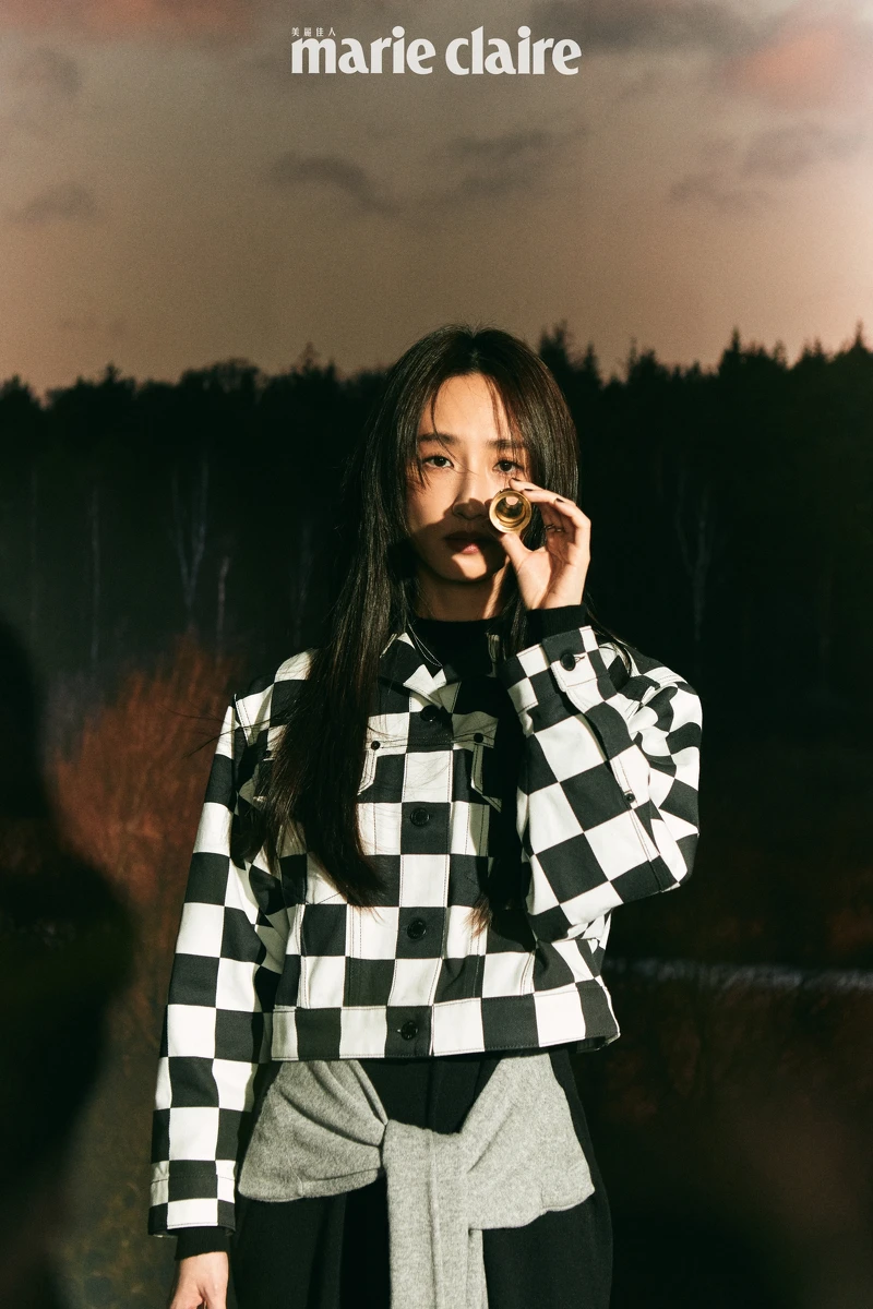 (柯佳嬿)黑白格紋外套、黑色假兩件連身洋裝,鑽飾項鍊、銀色戒指,all by Louis Vuitton。 (柯佳嬿)黑白格紋外套、黑色假兩件連身洋裝,鑽飾項鍊、銀色戒指,all by Louis Vuitton。