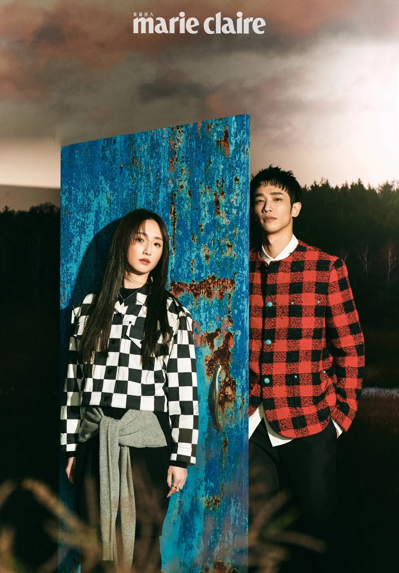 (柯佳嬿)黑白格紋外套、黑色假兩件連身洋裝,鑽飾項鍊、銀色戒指,all by Louis Vuitton。(劉以豪)紅色格紋外套、白色襯衫、鑽飾胸針、黑色西裝長褲,all by Louis Vuitton。 (柯佳嬿)黑白格紋外套、黑色假兩件連身洋裝,鑽飾項鍊、銀色戒指,all by Louis Vuitton。(劉以豪)紅色格紋外套、白色襯衫、鑽飾胸針、黑色西裝長褲,all by Louis Vuitton。