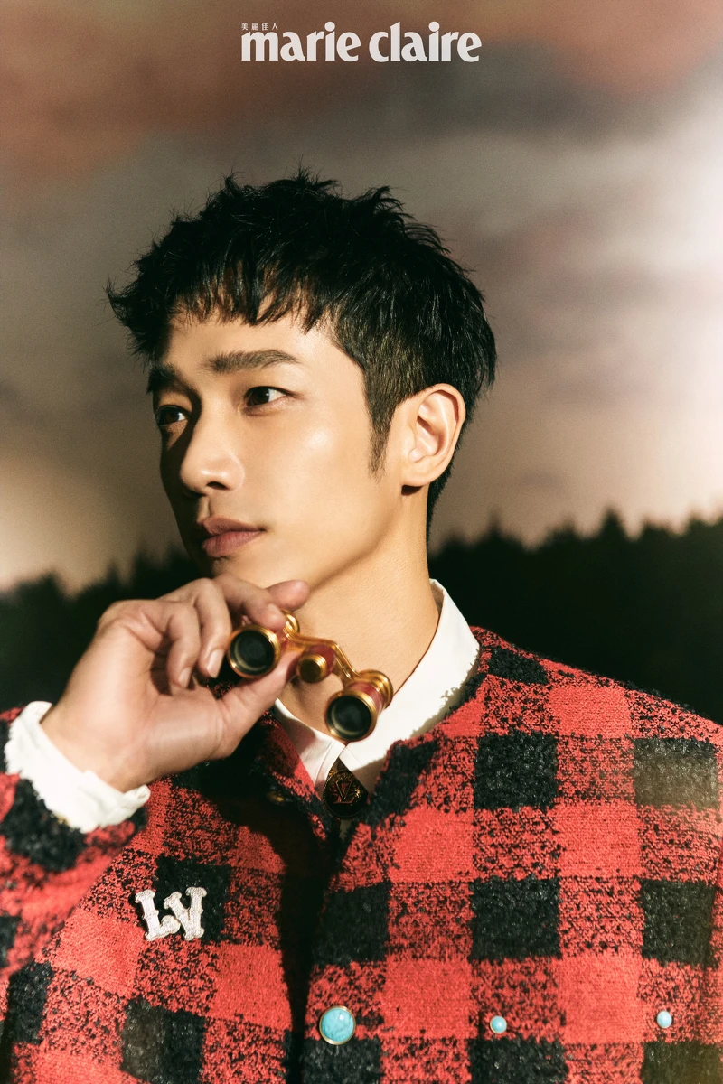 (劉以豪)紅色格紋外套、白色襯衫、鑽飾胸針,all by Louis Vuitton。 (劉以豪)紅色格紋外套、白色襯衫、鑽飾胸針,all by Louis Vuitton。