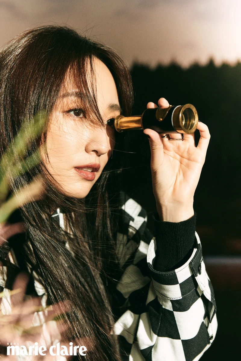 (柯佳嬿)黑白格紋外套、黑色假兩件連身洋裝,鑽飾項鍊、銀色戒指,all by Louis Vuitton。 (柯佳嬿)黑白格紋外套、黑色假兩件連身洋裝,鑽飾項鍊、銀色戒指,all by Louis Vuitton。