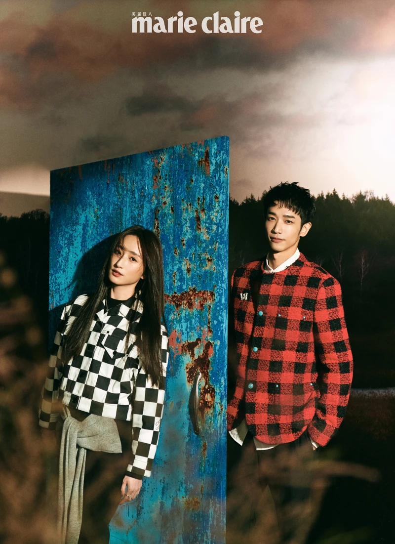 (柯佳嬿)黑白格紋外套、黑色假兩件連身洋裝,鑽飾項鍊、銀色戒指,all by Louis Vuitton。(劉以豪)紅色格紋外套、白色襯衫、鑽飾胸針、黑色西裝長褲,all by Louis Vuitton。 (柯佳嬿)黑白格紋外套、黑色假兩件連身洋裝,鑽飾項鍊、銀色戒指,all by Louis Vuitton。(劉以豪)紅色格紋外套、白色襯衫、鑽飾胸針、黑色西裝長褲,all by Louis Vuitton。