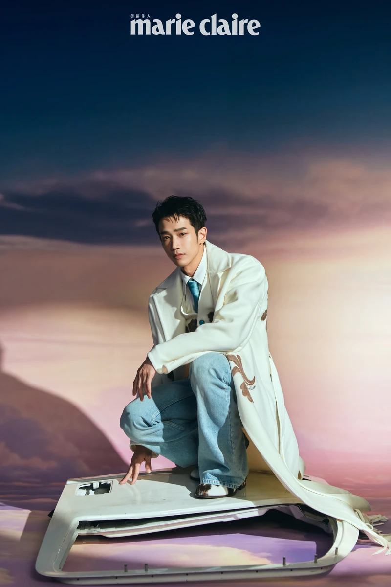 (劉以豪)白色流蘇大衣、白色西裝背心、白色襯衫、天藍色領帶、皮鞋,all by Louis Vuitton。 (劉以豪)白色流蘇大衣、白色西裝背心、白色襯衫、天藍色領帶、皮鞋,all by Louis Vuitton。