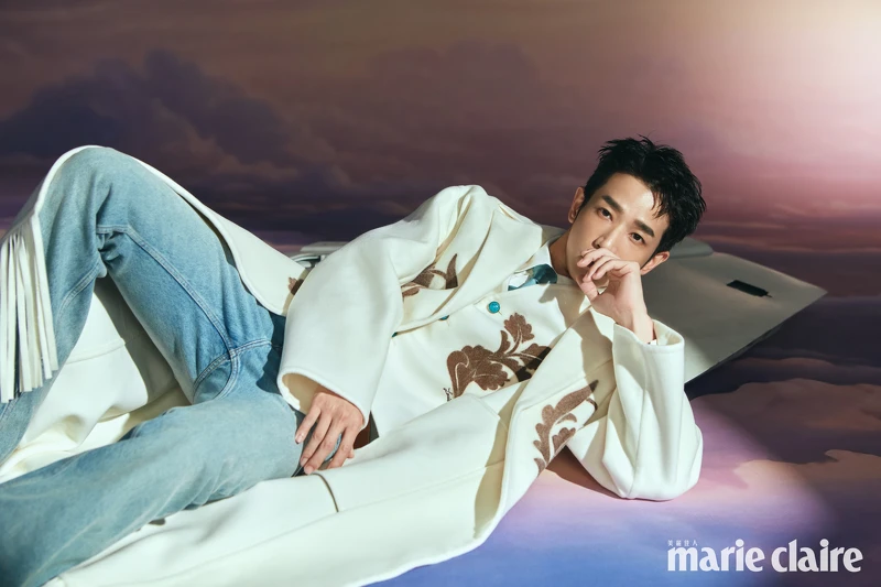 (劉以豪)白色流蘇大衣、白色西裝背心、白色襯衫、天藍色領帶,all by Louis Vuitton。 (劉以豪)白色流蘇大衣、白色西裝背心、白色襯衫、天藍色領帶,all by Louis Vuitton。