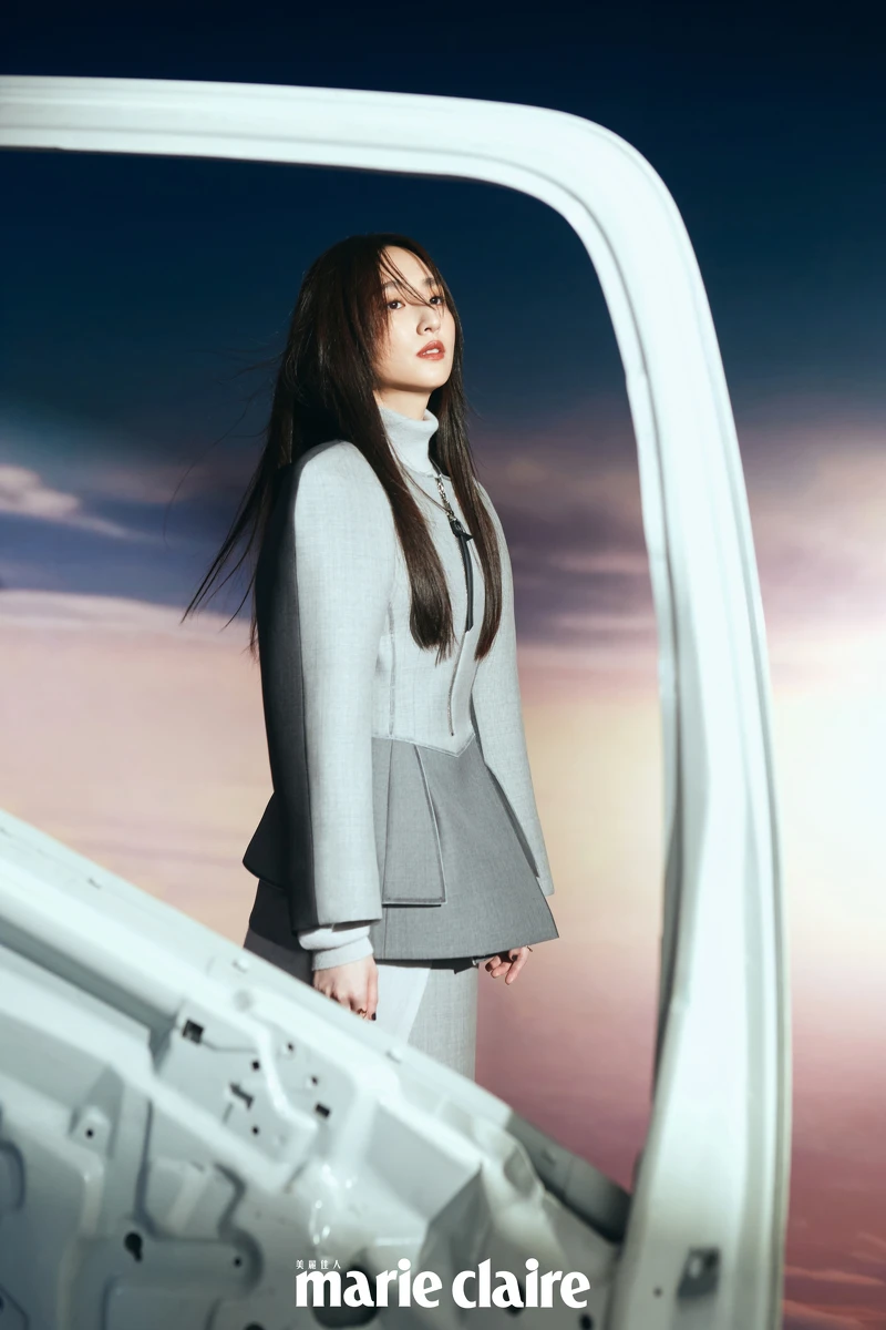 (柯佳嬿)灰色無領外套、灰色短裙、灰色連身洋裝、金色戒指,all by Louis Vuitton。 (柯佳嬿)灰色無領外套、灰色短裙、灰色連身洋裝、金色戒指,all by Louis Vuitton。