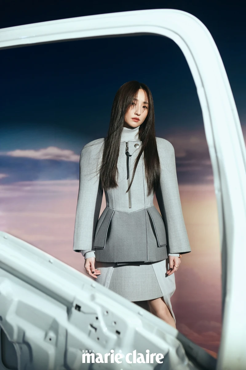 (柯佳嬿)灰色無領外套、灰色短裙、灰色連身洋裝、金色戒指,all by Louis Vuitton。 (柯佳嬿)灰色無領外套、灰色短裙、灰色連身洋裝、金色戒指,all by Louis Vuitton。