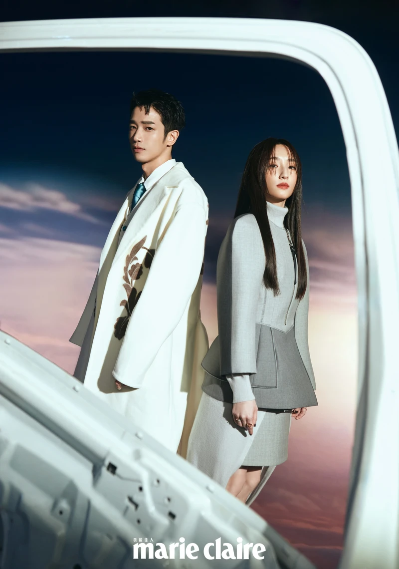 (劉以豪)白色流蘇大衣、白色西裝背心、白色襯衫、天藍色領帶,all by Louis Vuitton。(柯佳嬿)灰色無領外套、灰色短裙、灰色連身洋裝、金色戒指,all by Louis Vuitton。 (劉以豪)白色流蘇大衣、白色西裝背心、白色襯衫、天藍色領帶,all by Louis Vuitton。(柯佳嬿)灰色無領外套、灰色短裙、灰色連身洋裝、金色戒指,all by Louis Vuitton。