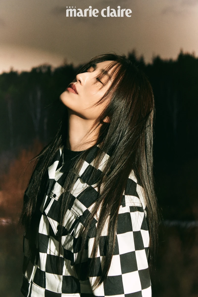 (柯佳嬿)黑白格紋外套、黑色假兩件連身洋裝,鑽飾項鍊,all by Louis Vuitton。 (柯佳嬿)黑白格紋外套、黑色假兩件連身洋裝,鑽飾項鍊,all by Louis Vuitton。