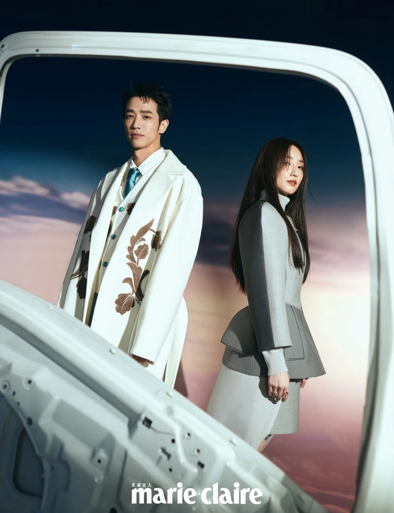 (劉以豪)白色流蘇大衣、白色西裝背心、白色襯衫、天藍色領帶,all by Louis Vuitton。(柯佳嬿)灰色無領外套、灰色短裙、灰色連身洋裝、金色戒指,all by Louis Vuitton。 (劉以豪)白色流蘇大衣、白色西裝背心、白色襯衫、天藍色領帶,all by Louis Vuitton。(柯佳嬿)灰色無領外套、灰色短裙、灰色連身洋裝、金色戒指,all by Louis Vuitton。