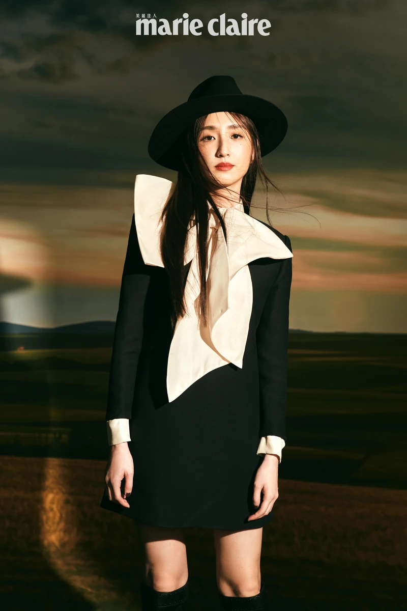 (柯佳嬿)黑色紳士帽,Celine Homme;黑白蝴蝶夾洋裝,Celine by Hedi Slimane。 (柯佳嬿)黑色紳士帽,Celine Homme;黑白蝴蝶夾洋裝,Celine by Hedi Slimane。