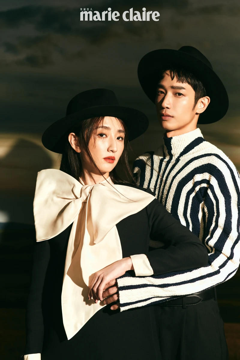 (柯佳嬿)黑色紳士帽,Celine Homme;黑白蝴蝶夾洋裝,Celine by Hedi Slimane。(劉以豪)黑色紳士帽,Celine Homme;黑白條紋針織衫、黑色寬褲,both by Bottega Veneta。 (柯佳嬿)黑色紳士帽,Celine Homme;黑白蝴蝶夾洋裝,Celine by Hedi Slimane。(劉以豪)黑色紳士帽,Celine Homme;黑白條紋針織衫、黑色寬褲,both by Bottega Veneta。