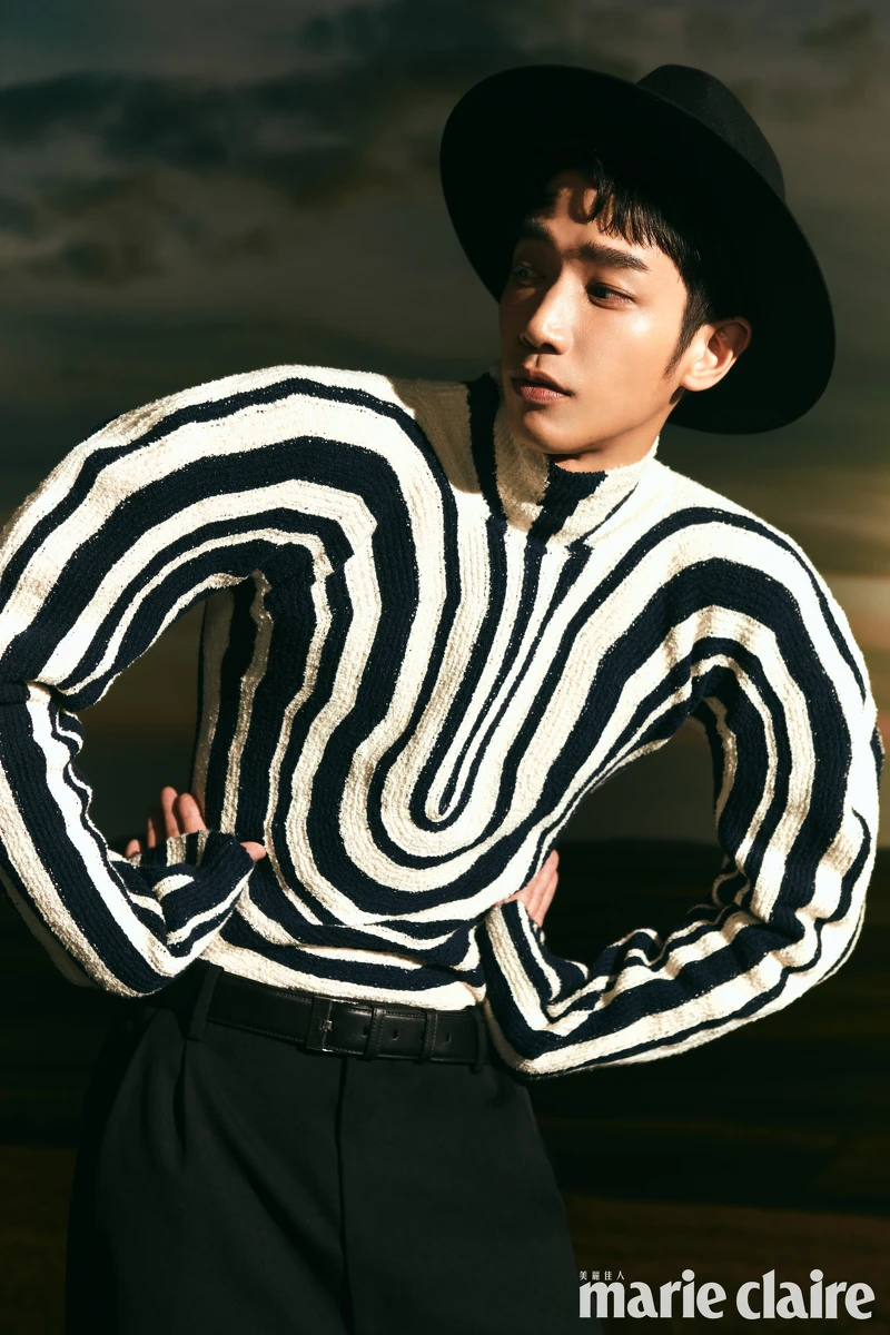 (劉以豪)黑色紳士帽,Celine Homme;黑白條紋針織衫、黑色寬褲,both by Bottega Veneta。 (劉以豪)黑色紳士帽,Celine Homme;黑白條紋針織衫、黑色寬褲,both by Bottega Veneta。