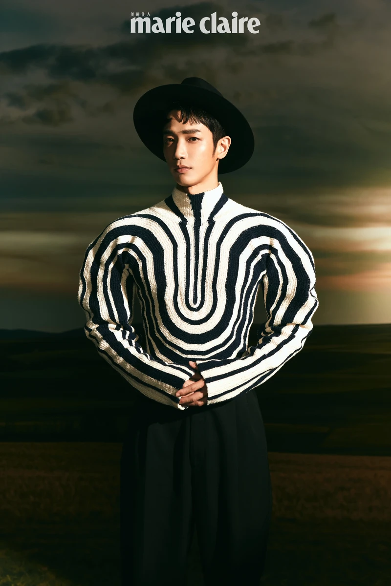 (劉以豪)黑色紳士帽,Celine Homme;黑白條紋針織衫、黑色寬褲,both by Bottega Veneta。 (劉以豪)黑色紳士帽,Celine Homme;黑白條紋針織衫、黑色寬褲,both by Bottega Veneta。