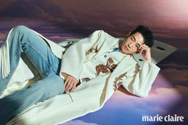 (劉以豪)白色流蘇大衣、白色西裝背心、白色襯衫、天藍色領帶,all by Louis Vuitton。 (劉以豪)白色流蘇大衣、白色西裝背心、白色襯衫、天藍色領帶,all by Louis Vuitton。