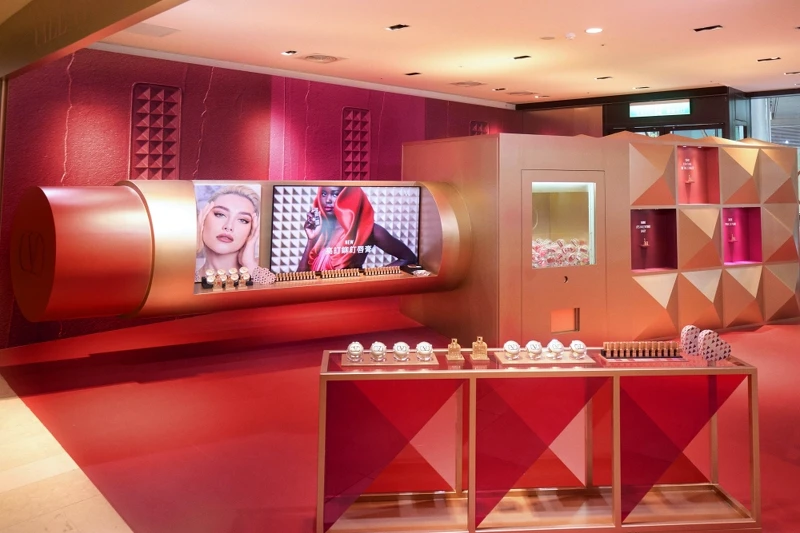 Valentino奢金鉚釘快閃店出現超巨高訂鉚釘唇膏。 Valentino奢金鉚釘快閃店出現超巨高訂鉚釘唇膏。