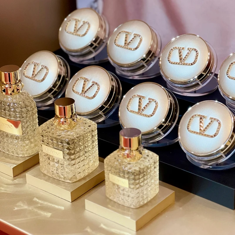 Valentino The Gold羅馬訂製香水奢金限定版男女香與高訂光感氣墊粉餅奢金限定版。 Valentino The Gold羅馬訂製香水奢金限定版男女香與高訂光感氣墊粉餅奢金限定版。