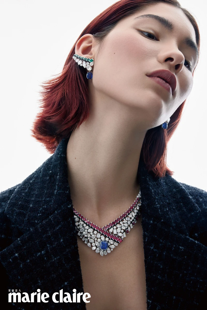 Graphic Line 項鍊,白金、鉑金、鑽石、藍寶石、紅寶石及瑪瑙,一顆重約10.15克拉枕形切割藍寶石;Graphic Line 耳環,白金、鉑金、鑽石、藍寶石、祖母綠及瑪瑙,一顆重約4.77克拉枕形切割藍寶石,一顆重約4.40克拉枕形切割藍寶石;閃亮斜紋軟呢外套,all by Chanel。 Graphic Line 項鍊,白金、鉑金、鑽石、藍寶石、紅寶石及瑪瑙,一顆重約10.15克拉枕形切割藍寶石;Graphic Line 耳環,白金、鉑金、鑽石、藍寶石、祖母綠及瑪瑙,一顆重約4.77克拉枕形切割藍寶石,一顆重約4.40克拉枕形切割藍寶石;閃亮斜紋軟呢外套,all by Chanel。