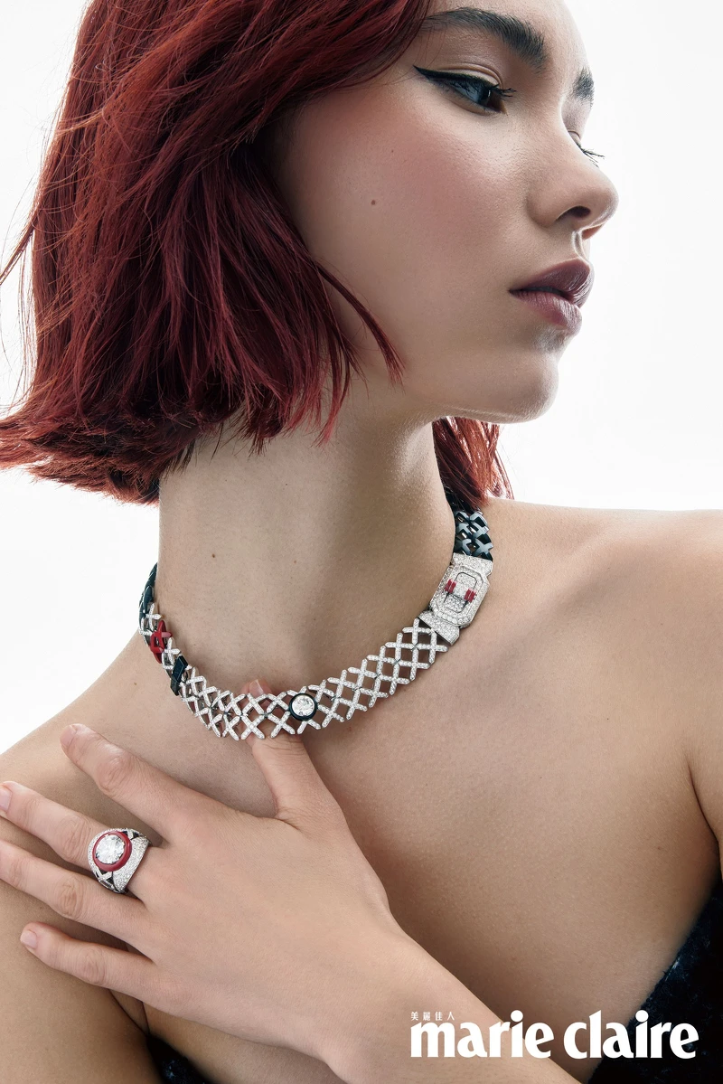 Quilted 2.55項鍊,白金、鑽石、紅漆及黑漆,一顆重約2.01克拉 E IF-VVS明亮式切割鑽石;Quilted 2.55戒指,白金、鑽石及紅漆,一顆重約5.05克拉 D FL明亮式切割鑽石,both by Chanel。 Quilted 2.55項鍊,白金、鑽石、紅漆及黑漆,一顆重約2.01克拉 E IF-VVS明亮式切割鑽石;Quilted 2.55戒指,白金、鑽石及紅漆,一顆重約5.05克拉 D FL明亮式切割鑽石,both by Chanel。