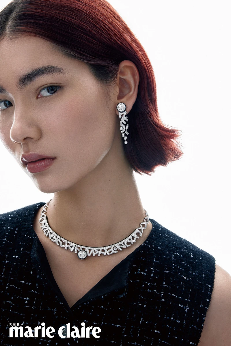Chanel Print 項鍊,白金、鑽石及黑漆,一顆重約1.01克拉 D IF明亮式切割鑽石;Chanel Print 耳環,白金、鑽石及黑漆,二顆各重約0.73克拉 F+ VVS+ 明亮式切割鑽石;閃亮斜紋軟呢背心,all by Chanel。 Chanel Print 項鍊,白金、鑽石及黑漆,一顆重約1.01克拉 D IF明亮式切割鑽石;Chanel Print 耳環,白金、鑽石及黑漆,二顆各重約0.73克拉 F+ VVS+ 明亮式切割鑽石;閃亮斜紋軟呢背心,all by Chanel。