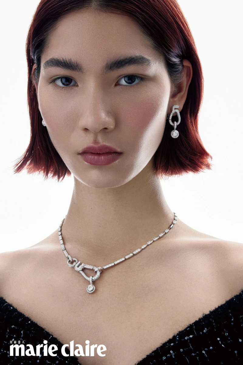 Sporty 5項鍊,白金及鑽石,一顆重約0.70 克拉 F+ VVS+ 明亮式切割鑽石;Sporty 5 耳環,白金及鑽石,二顆各重約1.57克拉 D IF梨形切割鑽石,both by Chanel。 Sporty 5項鍊,白金及鑽石,一顆重約0.70 克拉 F+ VVS+ 明亮式切割鑽石;Sporty 5 耳環,白金及鑽石,二顆各重約1.57克拉 D IF梨形切割鑽石,both by Chanel。