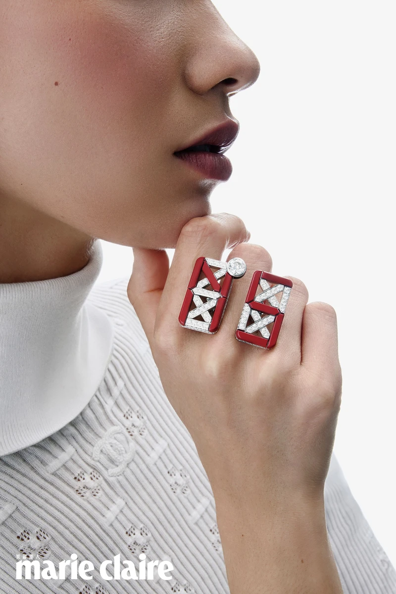 Quilted 5戒指,白金、鑽石及紅漆,一顆重約1.04 克拉 D IF 明亮式切割鑽石;白色套頭毛衣,both by Chanel。 Quilted 5戒指,白金、鑽石及紅漆,一顆重約1.04 克拉 D IF 明亮式切割鑽石;白色套頭毛衣,both by Chanel。