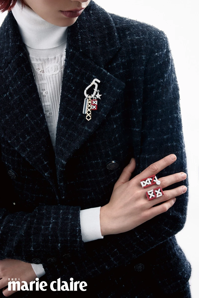 Quilted 5戒指,白金、鑽石及紅漆,一顆重約1.04 克拉 D IF 明亮式切割鑽石;Sporty 5 Collector 胸針,白金、黃金、鑽石、紅漆及黑漆;白色套頭毛衣,斜紋軟呢外套,all by Chanel。(以上全數作品所標示的克拉數及材質僅作為參考,不具有約束力。) Quilted 5戒指,白金、鑽石及紅漆,一顆重約1.04 克拉 D IF 明亮式切割鑽石;Sporty 5 Collector 胸針,白金、黃金、鑽石、紅漆及黑漆;白色套頭毛衣,斜紋軟呢外套,all by Chanel。(以上全數作品所標示的克拉數及材質僅作為參考,不具有約束力。)