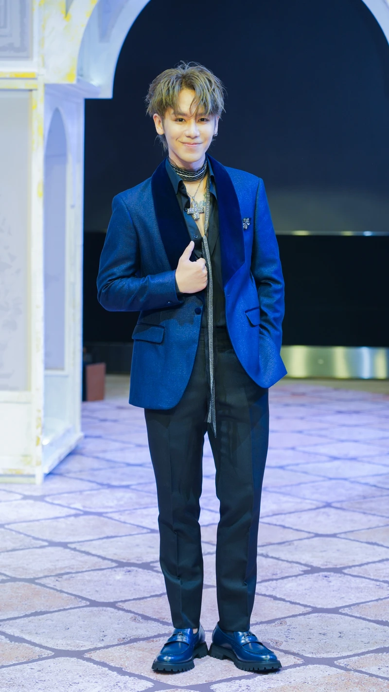 鼓鼓呂思緯身著深藍色西裝,隨性的低胸開襟襯衫及修身的線條,性感而不失沉穩。 鼓鼓呂思緯身著深藍色西裝,隨性的低胸開襟襯衫及修身的線條,性感而不失沉穩。