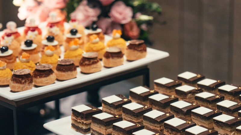 台北遠東香格里拉宴會廚藝團隊為賓客準備精緻法式小點。 台北遠東香格里拉宴會廚藝團隊為賓客準備精緻法式小點。