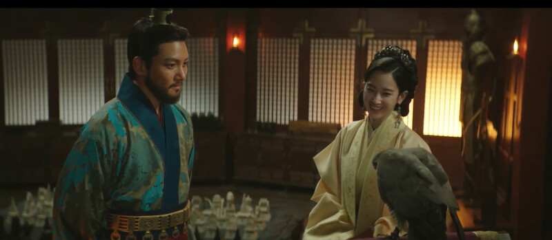 高男武養了寵物鳥─老鷹送給于正熙,而老鷹特性是只認一個主人,高男武以鷹示己只愛于正熙,兩人曾有非常恩愛的時光。 高男武養了寵物鳥─老鷹送給于正熙,而老鷹特性是只認一個主人,高男武以鷹示己只愛于正熙,兩人曾有非常恩愛的時光。