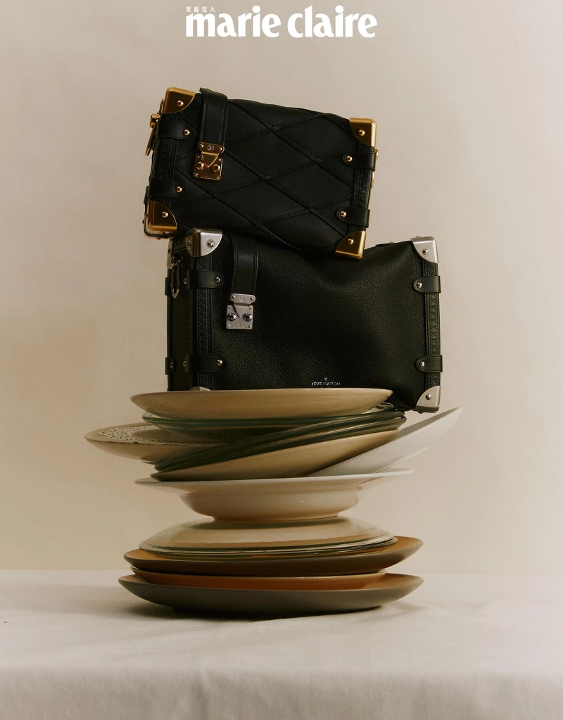 黑色絎縫小羊皮 Side Trunk（上），黑色粒面小牛皮 Side Trunk（下），both by Louis Vuitton。