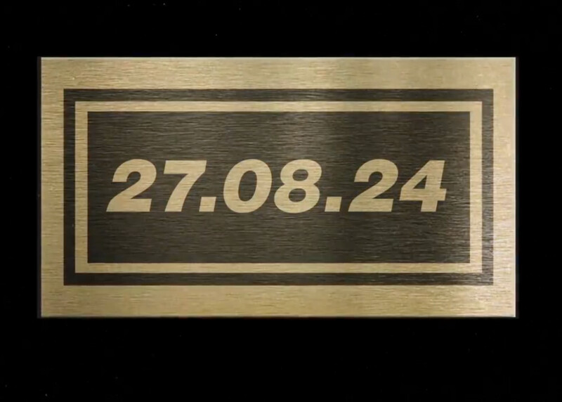 官方 X 帳號在今年2024年8月26日分享影片，出現「27．08．24」「8am」等數字。