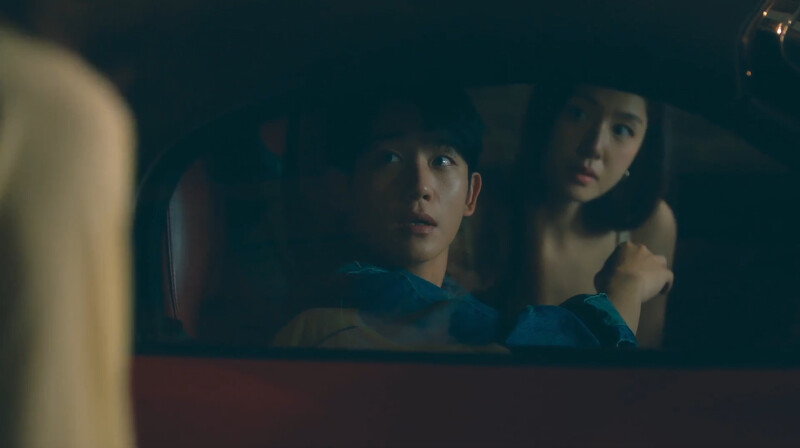 裵石榴好奇去敲車窗，發現是崔承效和張泰希