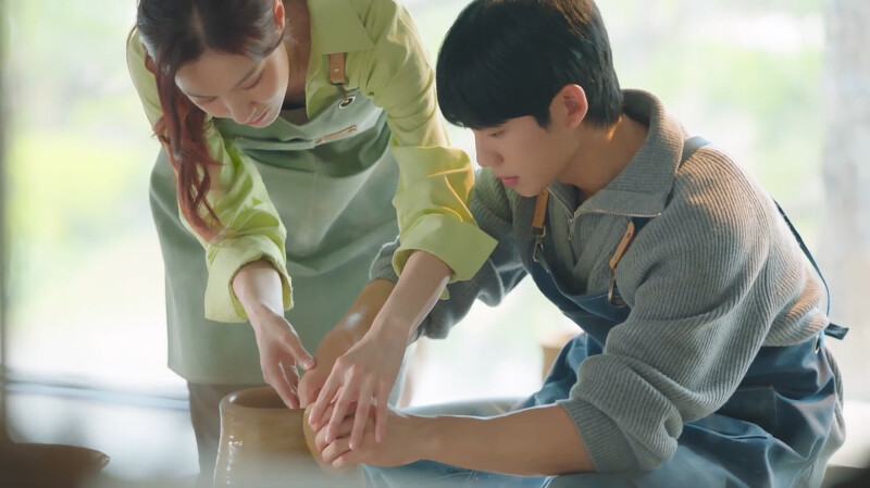 張泰希扶著崔承效的手塑陶被裵石榴看到