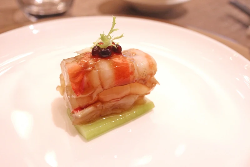 冷前菜「X.O. 熟醉明蝦」酒香迷人,並結合了蝦肉本身的鮮甜。 冷前菜「X.O. 熟醉明蝦」酒香迷人,並結合了蝦肉本身的鮮甜。