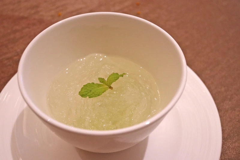 甜點為「是一道融合創意與奢華的港點。這道料理以滑嫩的官燕(燕窩)為主角,搭配上柔滑的牛油果,展現出細緻的風味跟口感。」, 甜點為「是一道融合創意與奢華的港點。這道料理以滑嫩的官燕(燕窩)為主角,搭配上柔滑的牛油果,展現出細緻的風味跟口感。」,