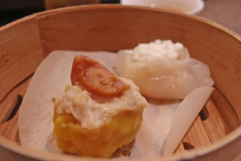 「蟹肉蛋白餃」與「鮑魚燒賣」,點心的餡料均勻且豐滿,每一口都帶來豐富的香氣。 「蟹肉蛋白餃」與「鮑魚燒賣」,點心的餡料均勻且豐滿,每一口都帶來豐富的香氣。