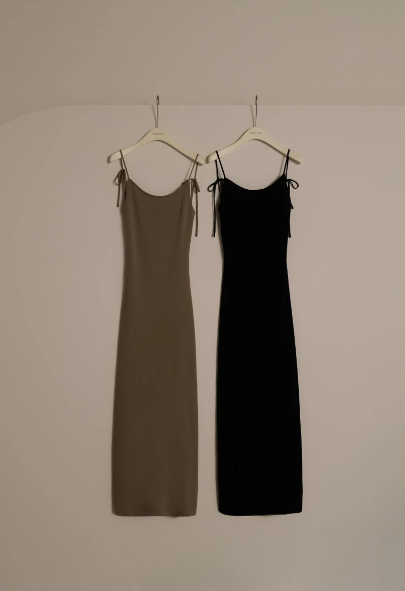 CHENN CHENN x BORA渡假感粗針簍空罩衫(杏/黑)NT.1,380 CHENN CHENN x BORA渡假感粗針簍空罩衫(杏/黑)NT.1,380