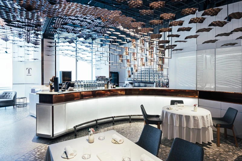 餐廳空間同樣以台灣為題,靈感則擷取臺灣山繞海環的景色。 餐廳空間同樣以台灣為題,靈感則擷取臺灣山繞海環的景色。