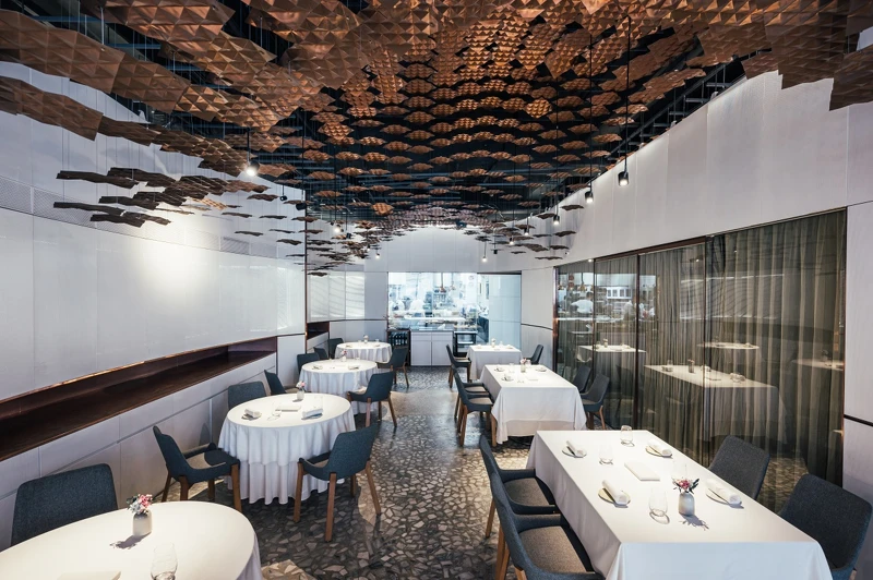 天花板藝術銅片,隱喻著主廚的創作巧思、精選食材和料理細節。 天花板藝術銅片,隱喻著主廚的創作巧思、精選食材和料理細節。