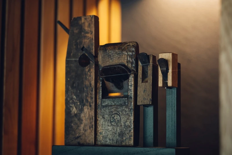 「界 奧飛驒」不僅提供獨特的溫泉體驗,還巧妙地將飛驒地區的傳統工藝和美學融入各個角落。 「界 奧飛驒」不僅提供獨特的溫泉體驗,還巧妙地將飛驒地區的傳統工藝和美學融入各個角落。