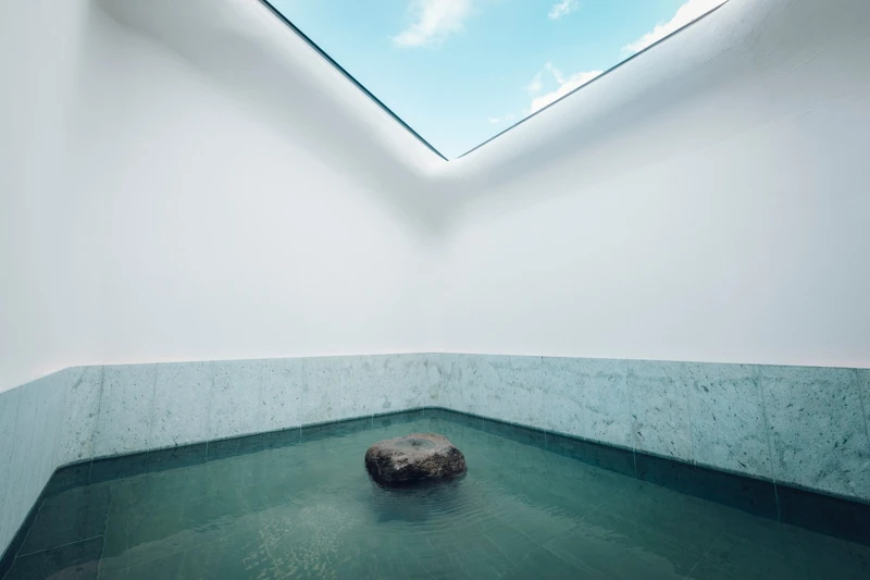 大浴場的露天溫泉設計靈感源自奧飛驒地區常見的雪廊。 大浴場的露天溫泉設計靈感源自奧飛驒地區常見的雪廊。