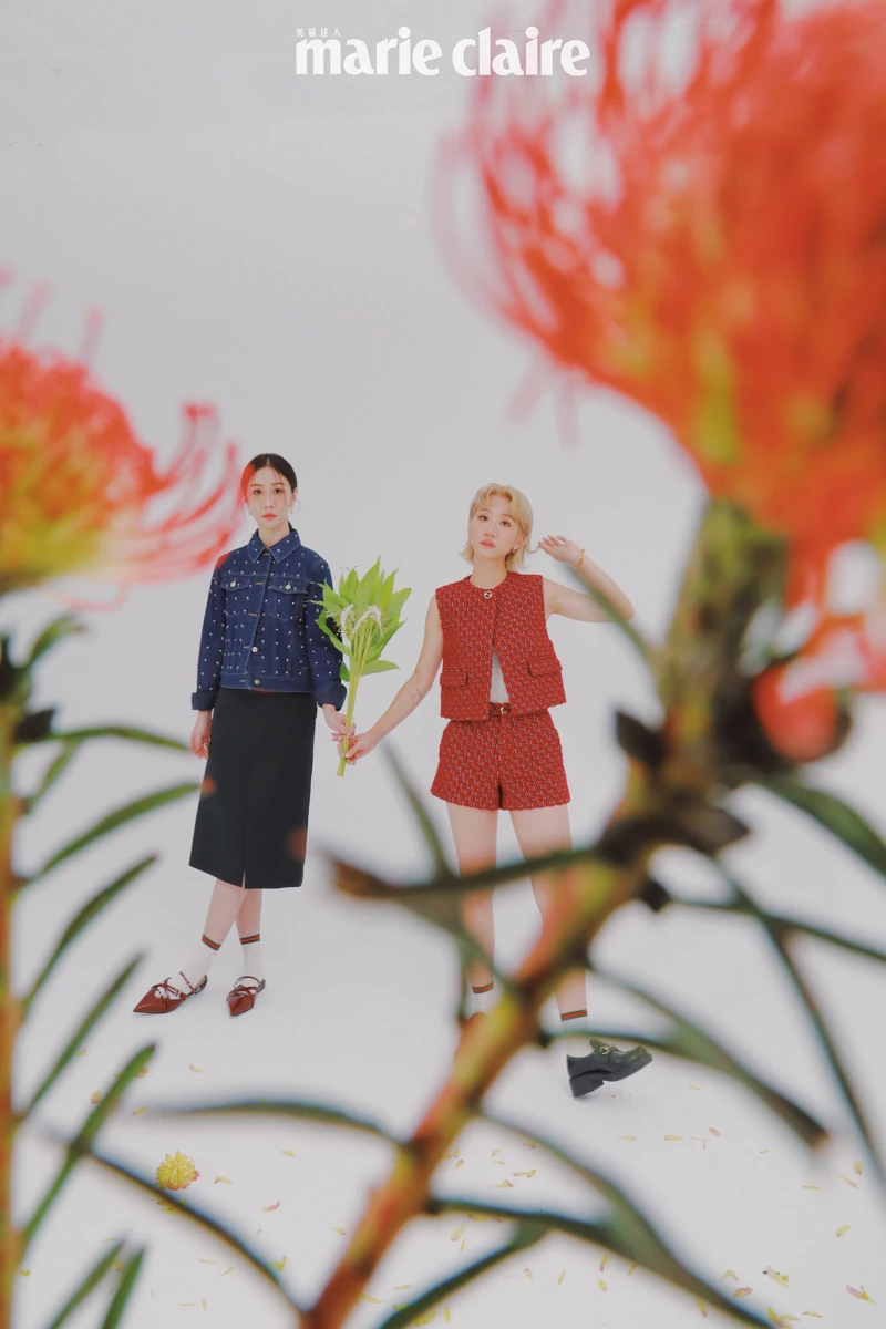 （金百倫）亮片刺繡牛仔外套、黑色及膝裙、短襪、女士繫帶芭蕾舞平底鞋、耳環，all by Gucci。（Lulu 黃路梓茵）GG羊圈羊毛馬甲、GG羊圈羊毛短褲、白色背心、耳環、女士防滑鞋底馬銜扣樂福鞋，all by Gucci。