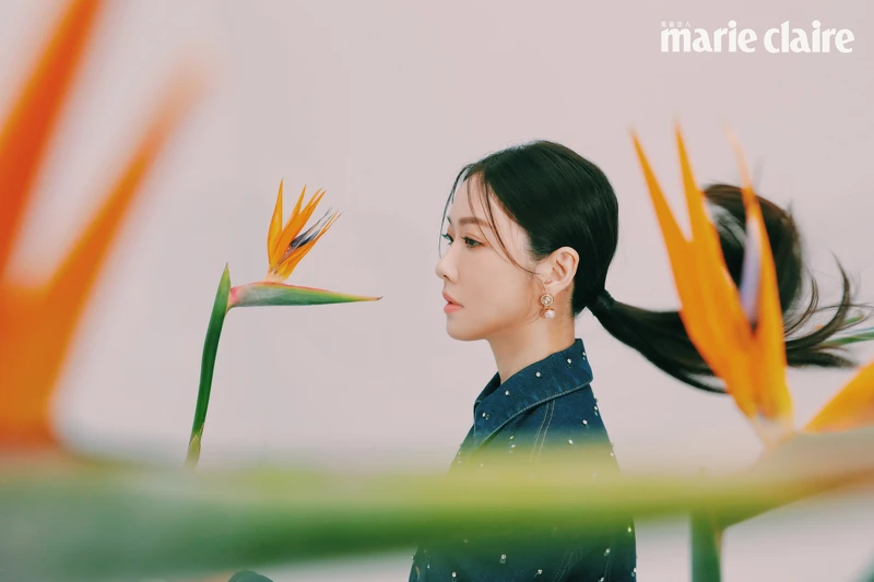 （金百倫）亮片刺繡牛仔外套、耳環，both by Gucci。