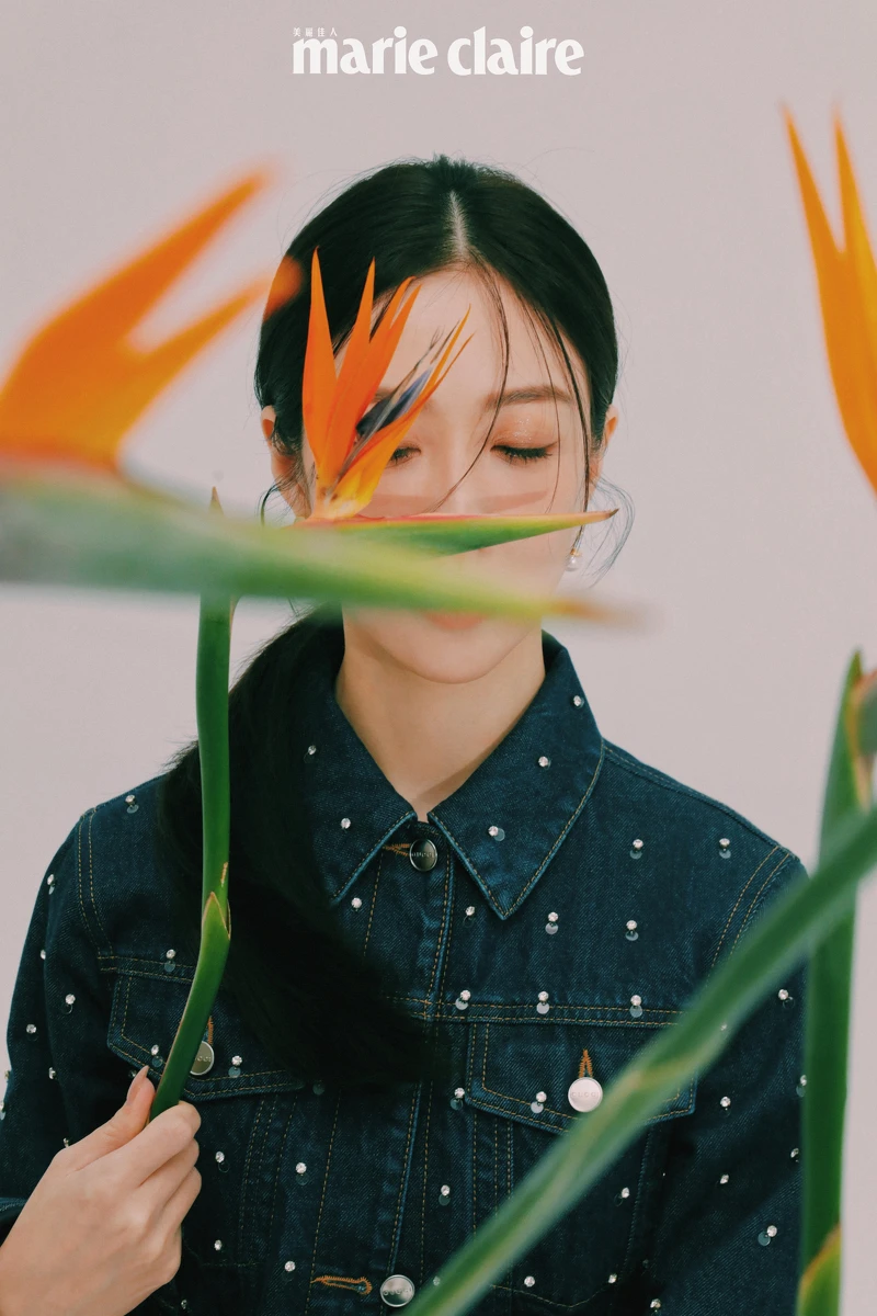 （金百倫）亮片刺繡牛仔外套、耳環，both by Gucci。