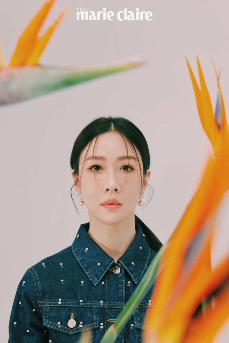 （金百倫）亮片刺繡牛仔外套、耳環，both by Gucci。