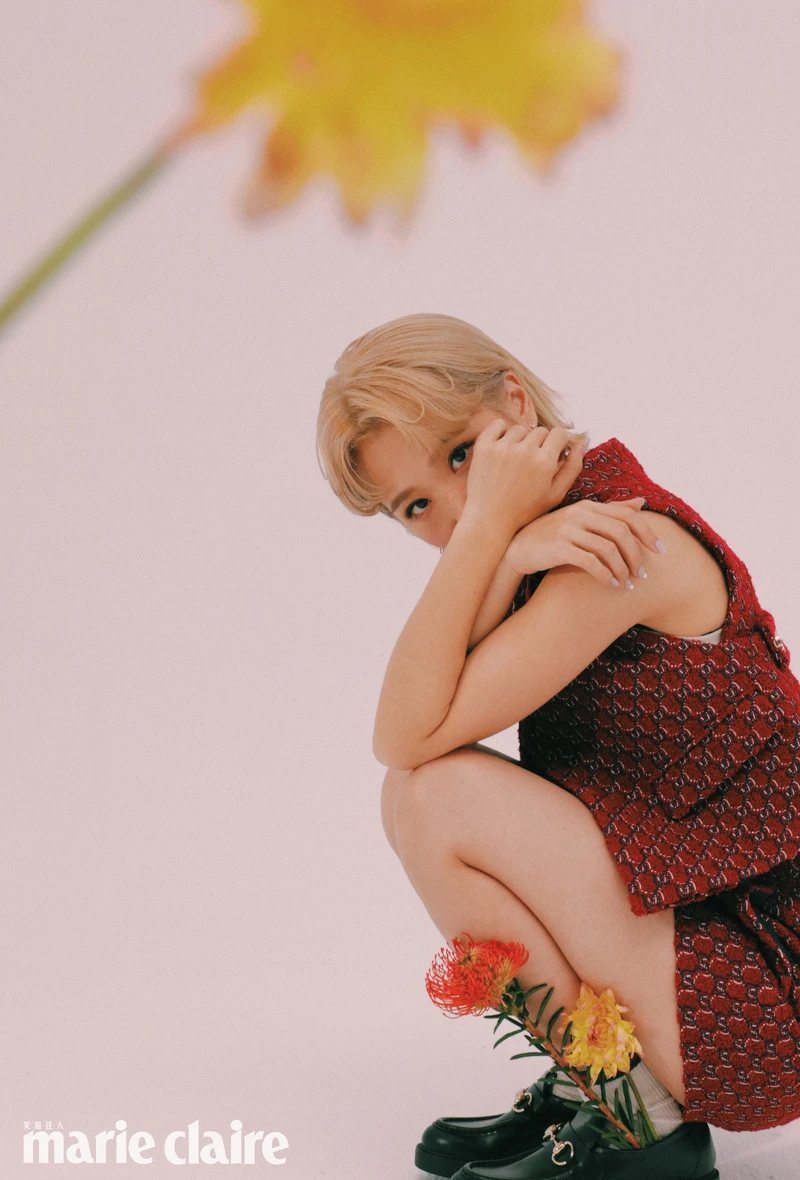 （Lulu 黃路梓茵）GG羊圈羊毛馬甲、GG羊圈羊毛短褲、白色背心、耳環、女士防滑鞋底馬銜扣樂福鞋，all by Gucci。