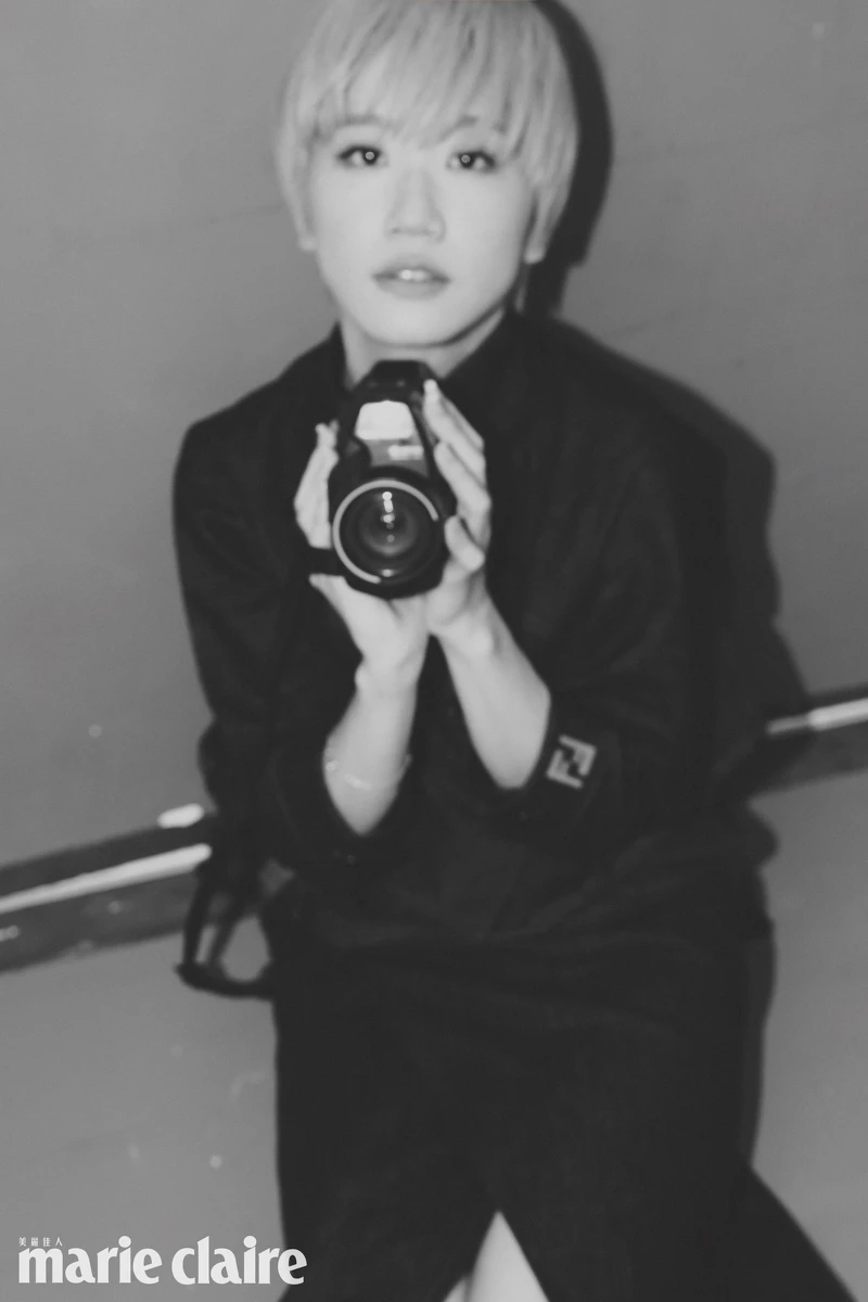 （Lulu 黃路梓茵）藍色雙色調牛仔外套、藍色雙色調牛仔短裙，both by Fendi；手鍊，Gucci。