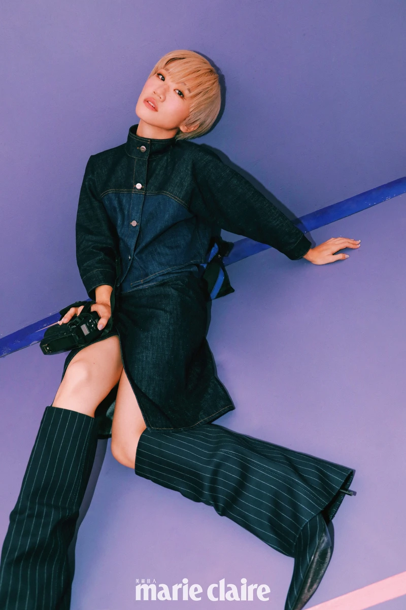 （Lulu 黃路梓茵）藍色雙色調牛仔外套、藍色雙色調牛仔短裙，both by Fendi；手鍊，Gucci，長靴，私人提供。