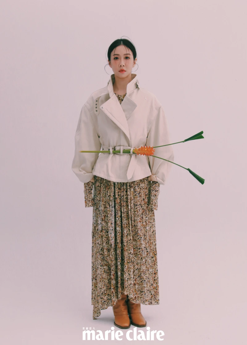 （金百倫）印花長洋裝、白色騎士夾克，both by Isabel Marant；米色皮革高跟長靴，Fendi。