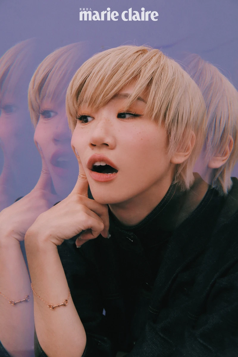 （Lulu 黃路梓茵）藍色雙色調牛仔外套，Fendi。